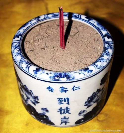 Có nên rút bớt chân hương cho sạch?